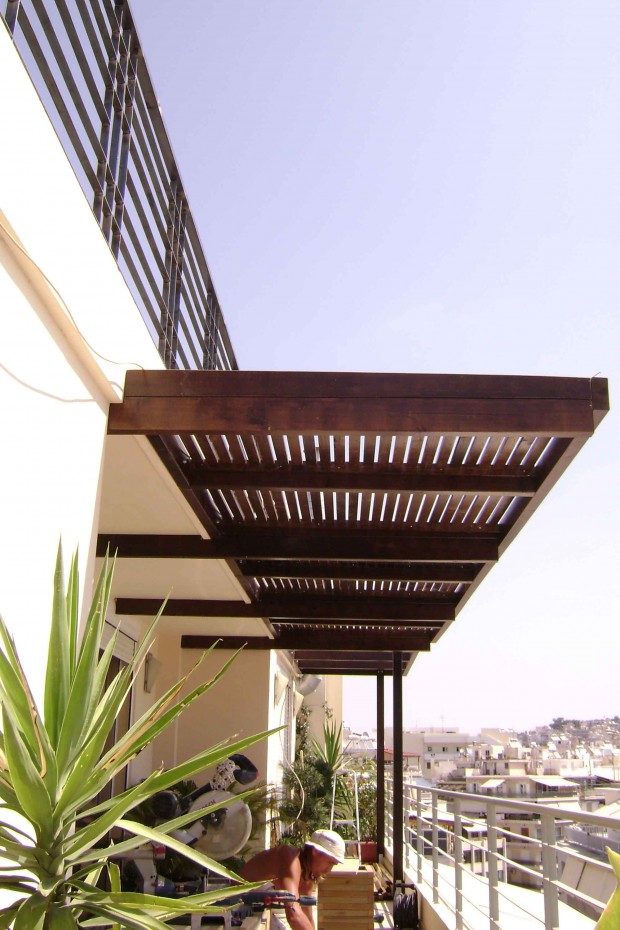 Πέργκολες με σανίδες σε μπαλκόνι πολυκατοικίας