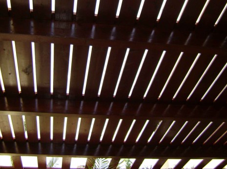 Ξύλινη πέργκολα με σανίδες σε ισόγειο χώρο