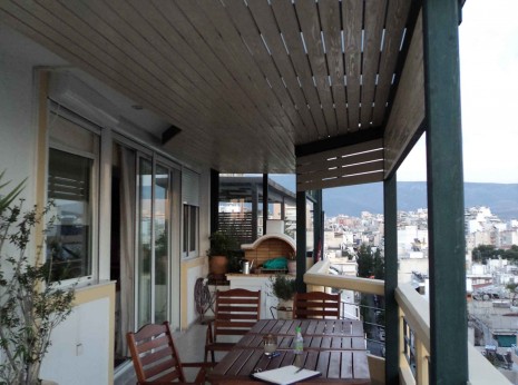 Ξύλινη πέργκολα σε μπαλκόνι πολυκατοικίας