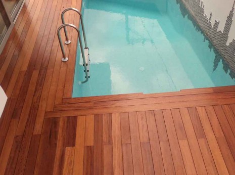 Κατασκευή δαπέδου από ξυλεία Iroko σε πισίνα