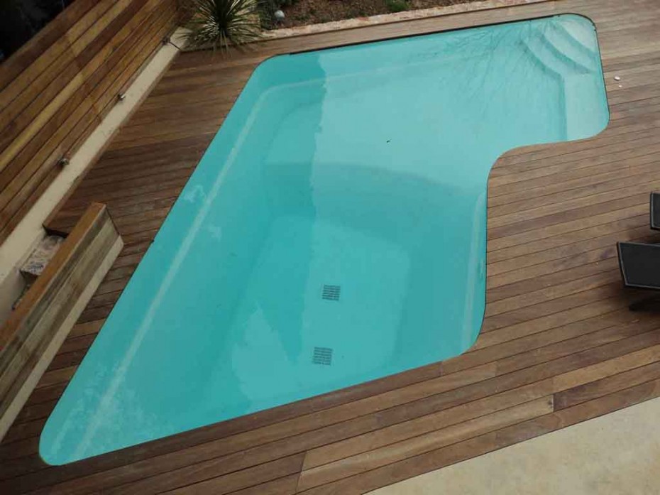 Κατασκεύη πατώματος πισίνας από ξυλεία Iroko