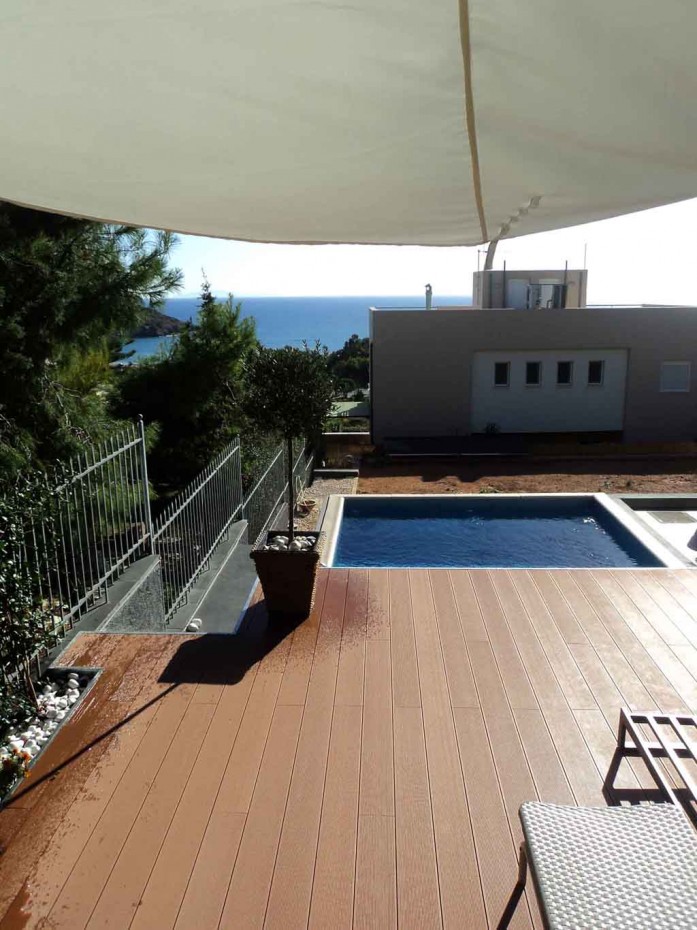 Κατασκευή deck σε περιβάλλοντα χώρο πισίνας στην πίσω αυλή μονοκατοικίας, από συνθετικές σανίδες WPC (Wood Plastic Composite) πάνω σε μεταλλικό γαλβανισμένο σκελετό.