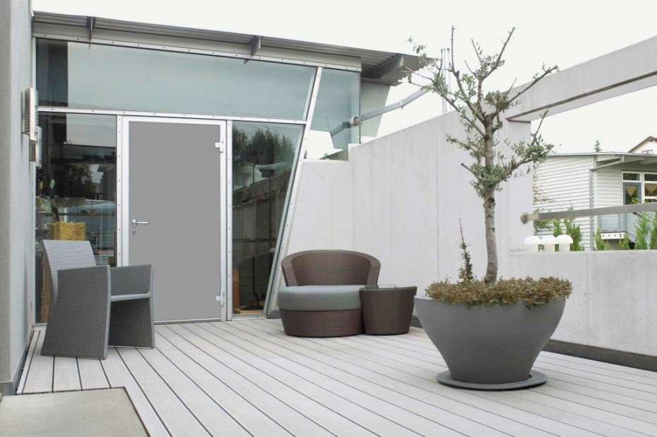 Δάπεδα εξωτερικού χώρου (deck) με υλικό Relazzo της REHAU και την εξειδίκευση της Treehouse