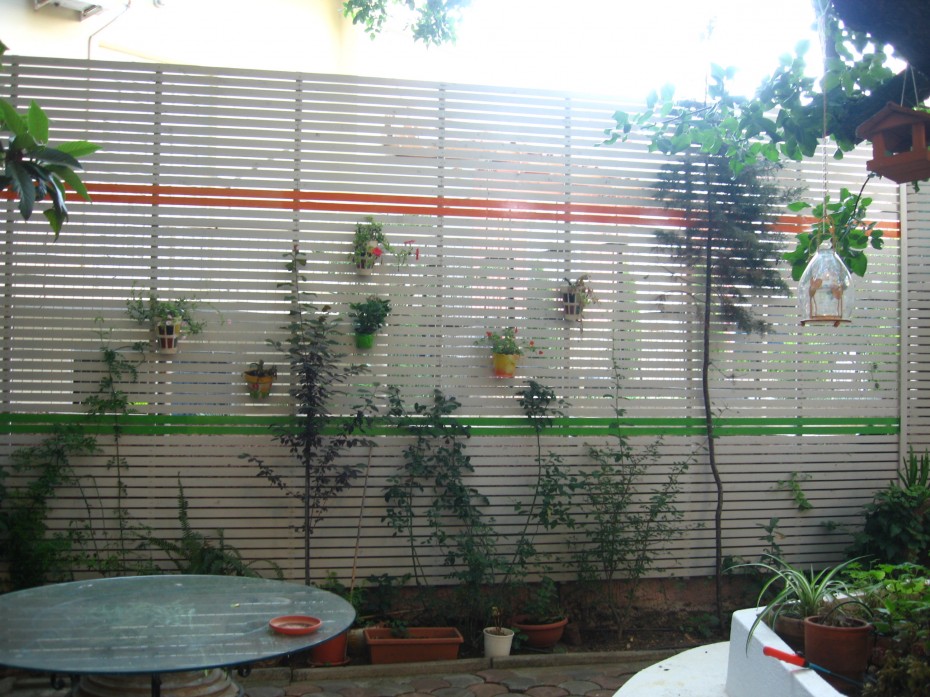 Περίφραξη κήπου με οριζόντια πηχάκια πεύκης σε λευκό χρώμα