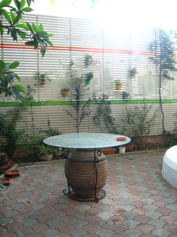 Περίφραξη κήπου με οριζόντια πηχάκια πεύκης σε λευκό χρώμα