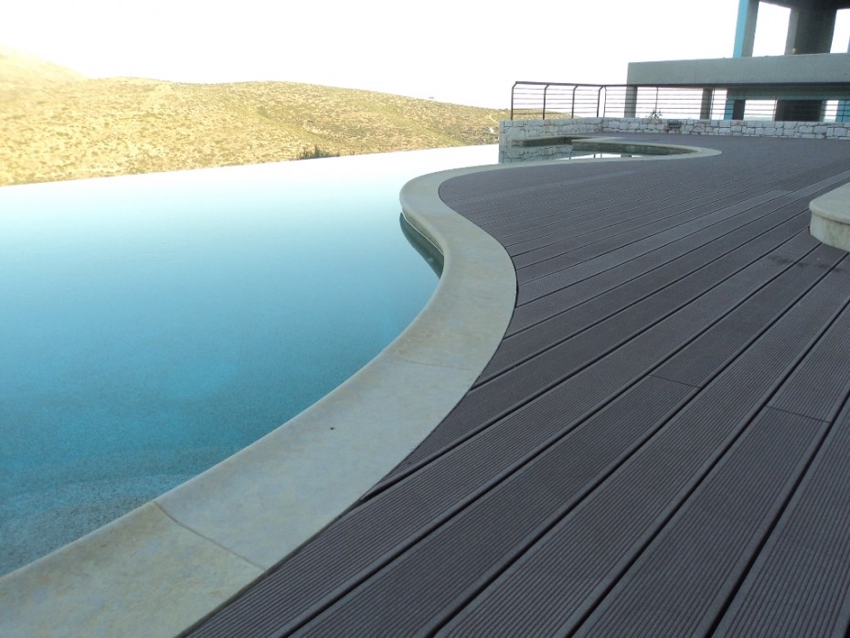 Κατασκευή pool deck με πολυμερές wpc Relazzo της REHAU, σε μεταλλικό γαλβανισμένο σκελετό, τοποθέτησή του με κλιπ και δημιουργία σημείων επίσκεψης της πισίνας, με πραγματικά εντυπωσιακό αποτέλεσμα!
