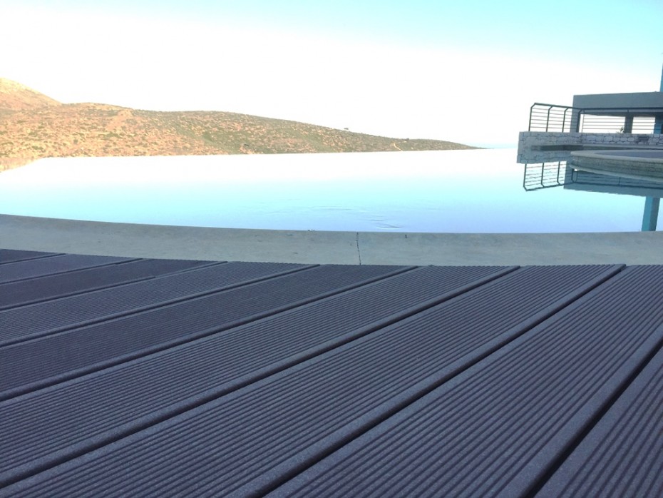 Κατασκευή pool deck με πολυμερές wpc Relazzo της REHAU, σε μεταλλικό γαλβανισμένο σκελετό, τοποθέτησή του με κλιπ και δημιουργία σημείων επίσκεψης της πισίνας, με πραγματικά εντυπωσιακό αποτέλεσμα!