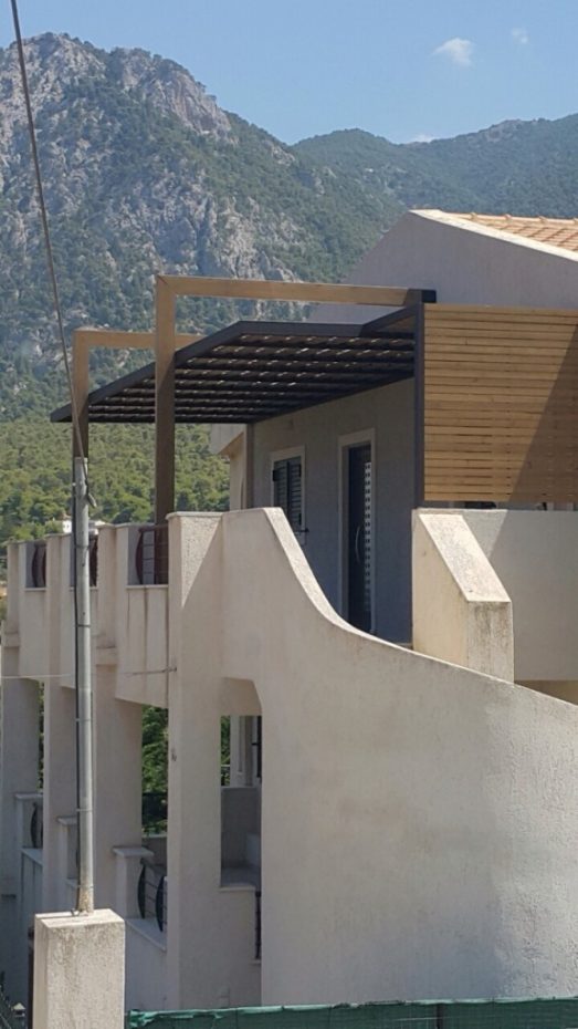 Μεταλλική πέργκολα με ξύλινο σκίαστρο σε signature design από την Treehouse