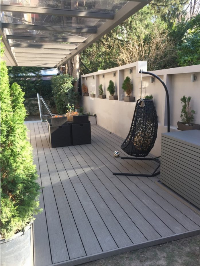 Deck σε κήπο με wpc προφίλ Style της REHAU, με υπέροχη βουρτσισμένη υφή και 17cm πλάτος σανίδας και φυσικά τοποθετημένο με κλιπ