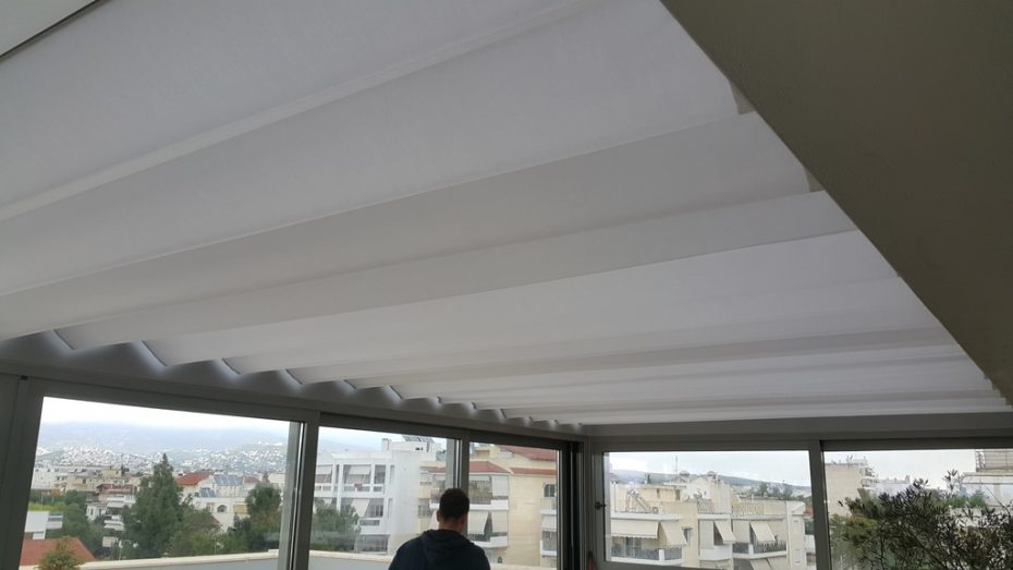 Σύστημα σκίασης Leaf της Shade Lab, τοποθετημένο στο εσωτερικό της οροφής αίθριου χώρου