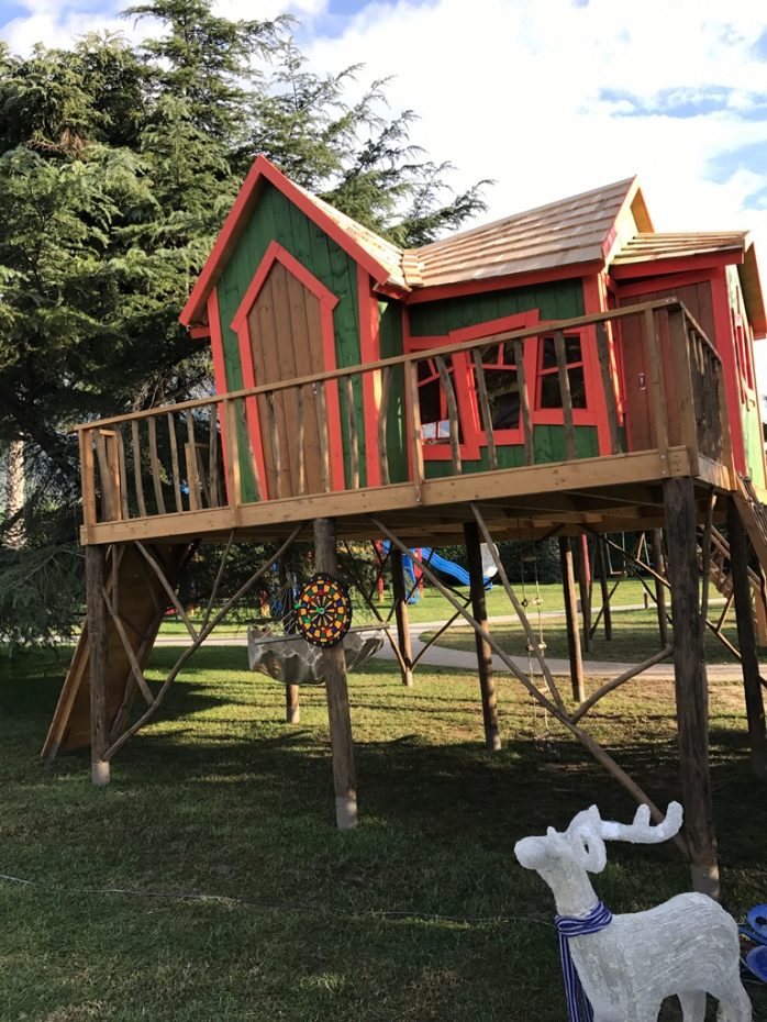 Ξύλινη παιδική κατασκευή σε υπαίθριο χώρο .Το σπιτάκι του Πίτερ Παν στο κήπο σου!