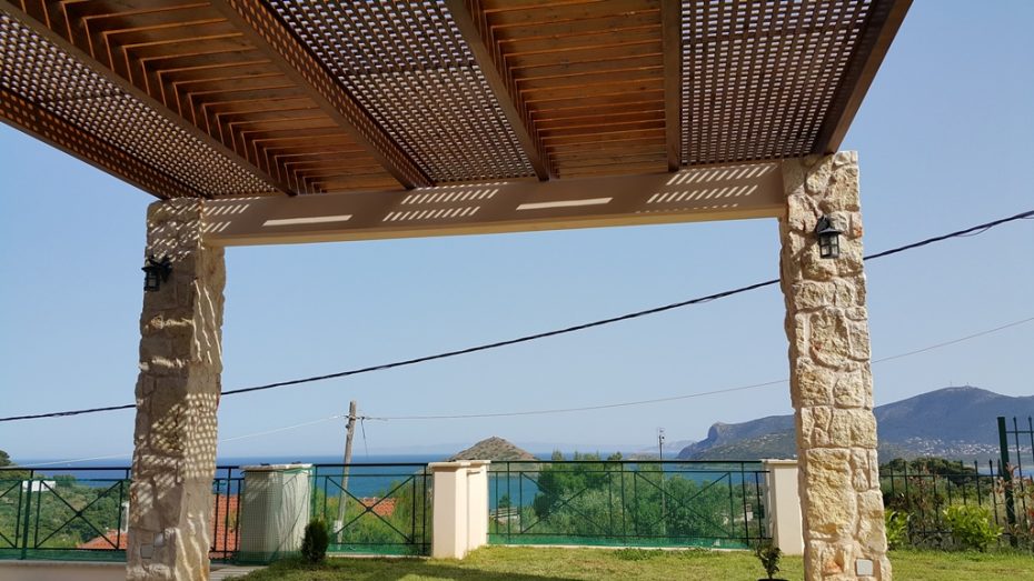 Ξύλινη πέργκολα σε αυλή από σύνθετη πολυκολλητή ξυλεία πεύκης και μικτό σκίαστρο με καφασωτά τετράγωνα 3Χ3 και ξύλινες τάβλες
