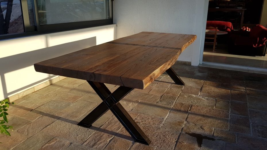 Τραπέζι X table μεταλλικό σκελετό βαμμένο ηλεκτροστατικά με επιφάνεια από κορμό καστανιάς, η διάσταση είναι 2,5 Χ 1 μέτρο