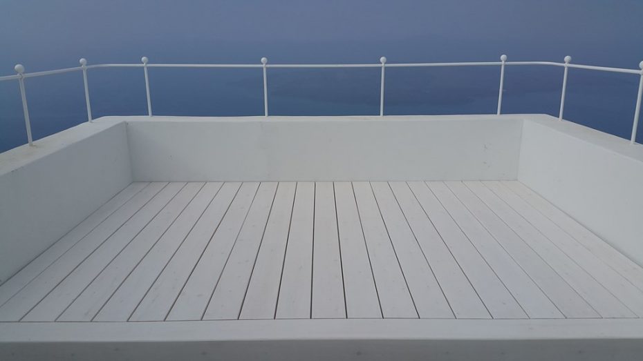 Λευκά deck σε βεράντες από ξυλεία πεύκης χωρίς ρόζους σε ξενοδοχείο.