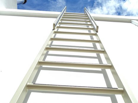 Κατακόρυφη μεταλλική σκάλα πρόσβασης στην ταράτσα